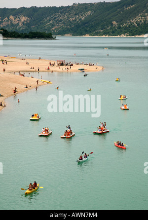 Kanus und Tretboote im Lac de Sainte Croix, Gorge de Verdon, Provence, Frankreich Stockfoto