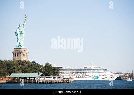 Statue der Freiheit und Kreuzfahrt Schiff Stockfoto