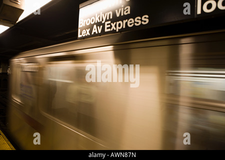 U-Bahn-Zug in Bewegung Stockfoto