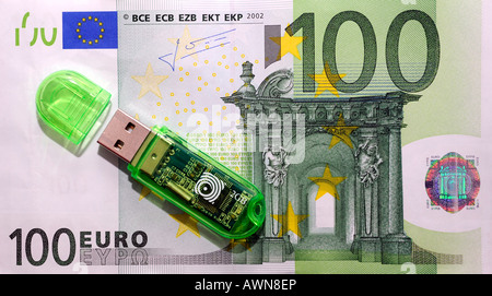 USB-Stick auf EURO-banknote Stockfoto