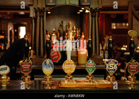 Bier tippt in einem englischen Pub und Restaurant, Birmingham, West Midlands, England, UK, Europa Stockfoto