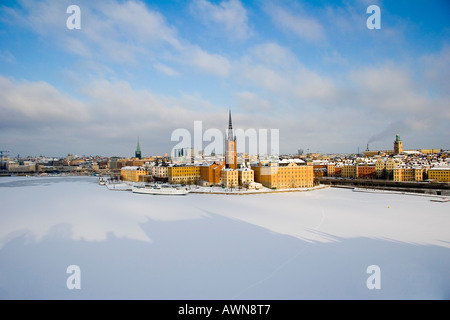 Stockholm im Winter. Insel Riddarholmen im Vordergrund Stockfoto