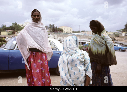 Frauen warten an einem Taxistand in Addis Abeba, Äthiopien Stockfoto