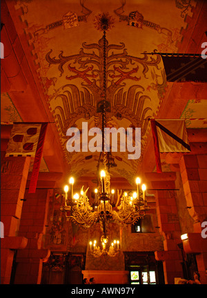 Decke, Kronleuchter und Banner in den Rittersaal in der Château du Haut-K Nigsbourg Festung, Elsass, Frankreich, Europa Stockfoto