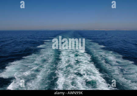 Wasser Spuren von einem Boot überqueren den Ärmelkanal zwischen Dover und Calais mit den weißen Klippen von Dover in der staatlich Stockfoto