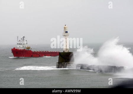 Öl-Versorgung Schiff Kämpfe bei rauer See nach einem Sturm im Winter kommt man in Aberdeen Harbour, Schottland, UK Stockfoto