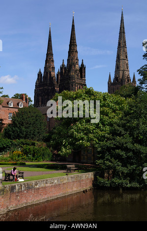 Teich und Park umgibt Lichfield Kathedrale (erbaut 1195), die einzige mittelalterliche Kathedrale in England, drei Türme, Lichfi zu haben Stockfoto