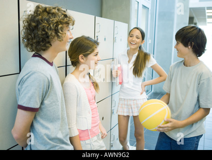 Gruppe von jungen Teens, die zusammen in der Nähe von Schule Schließfächer stehen Stockfoto