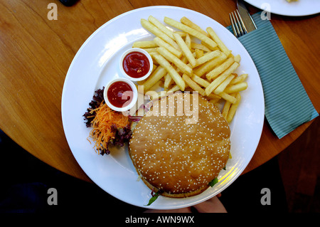 Hamburger auf ein Sesam Brötchen mit Pommes und Ketchup, Fast-food Stockfoto
