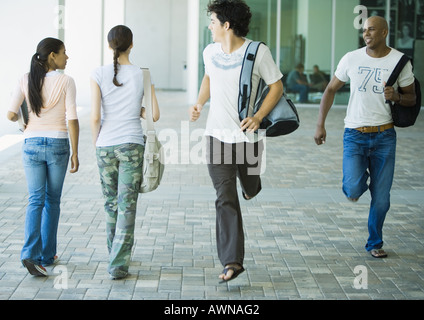 Männliche Studenten läuft über den Campus, Rückblick auf die Studentinnen Stockfoto