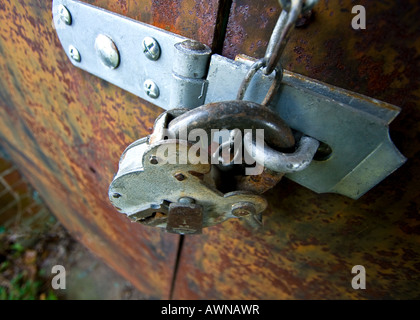 alten altmodischen Vorhängeschloss auf rostige Tür mit Weitwinkel-Objektiv aufgenommen Stockfoto