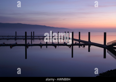 Bootssteg am Morgengrauen / Ankerplatz Im Sonneaufgang Brombachsee Stockfoto