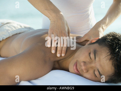 Mann erhält Rückenmassage Stockfoto