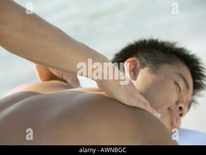 Mann erhält Rückenmassage Stockfoto