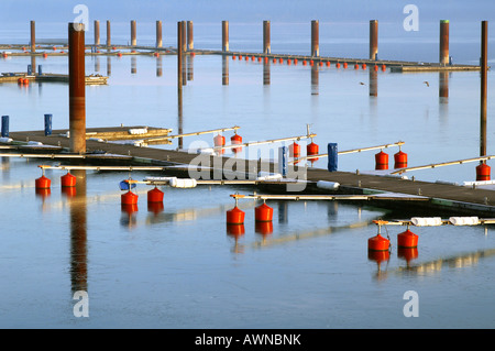 Einsamer Bootssteg Im Winter / Lonely Anlegestelle im Winter im Morgengrauen, Großer Brombachsee / Bayern / Deutschland Stockfoto