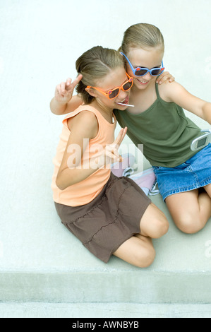 Zwei Mädchen, die Fotos selbst mit Kamera-Handy Stockfoto