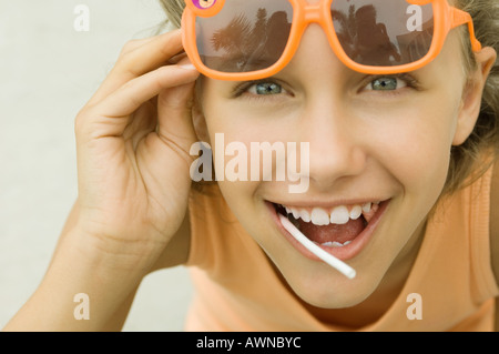 Mädchen heben Sonnenbrillen Stockfoto