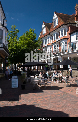 Cafe Bestuhlung unter Sonnenschirmen auf den Pantiles, Royal Tunbridge Wells Stockfoto