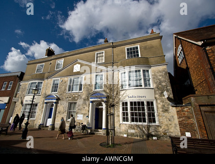 Weitwinkel-Ansicht des Gebäudes in Cliffe High Street, Lewes mit Sonnenuhr und Shopper Stockfoto