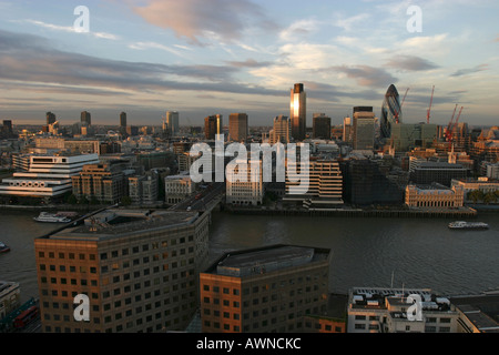 Semi-Luftbild der Gurke und London Bridge über die Themse bei Sonnenuntergang zeigt auch The Monument und Natwest Tower Stockfoto