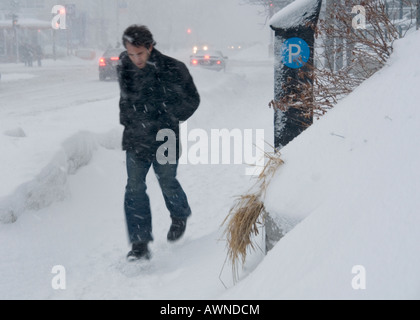 Eine männliche Fußgänger Kampf gegen Wind und Schneetreiben auf 8. März 2008 in Montreal, Quebec, Kanada. Stockfoto