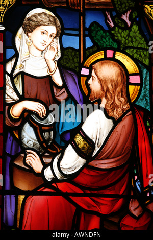 Glasmalerei-Fenster zeigt die Frau aus Samaria in St. Michaels und alle Engel Kirche Uffington Stamford Lincolnshire Stockfoto