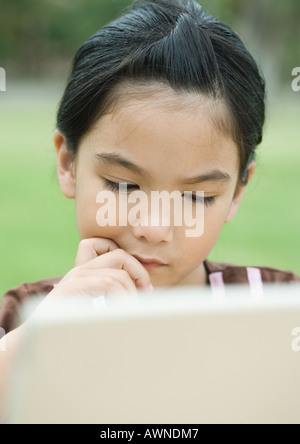 Mädchen mit Laptop-computer Stockfoto