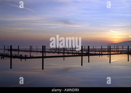 Bootssteg am Morgengrauen / Ankerplatz Im Sonneaufgang Brombachsee Stockfoto