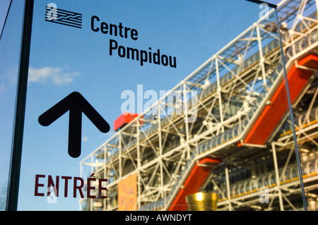 France Paris 4 Centre Pompidou view of the building through glass sign Stockfoto