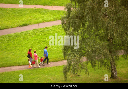 EINE FAMILIE GEHEN IN BRANDON HILL PARK BRISTOL UK VON CABOT TOWER AUS GESEHEN Stockfoto