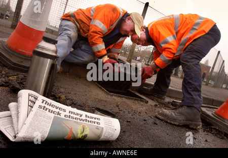 GLOUCESTER CITY COUNCIL ARBEITNEHMER ERSETZEN EINE ABFLUSS ABDECKUNG RE HOHEN PREIS SCHMIEDEARBEITEN FÜR SCHROTT MÄRZ 2004 Stockfoto