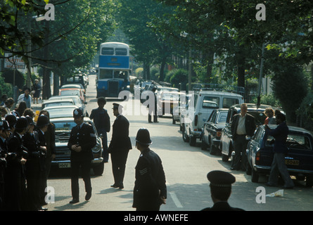 Grunwick Streik North London 1977, ankommen Arbeitskampfmaßnahmen Streikbrecher in einem Bus durch die Streikposten HOMER SYKES gehen Stockfoto