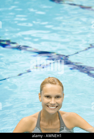 Frau im Schwimmbad, Lächeln Stockfoto