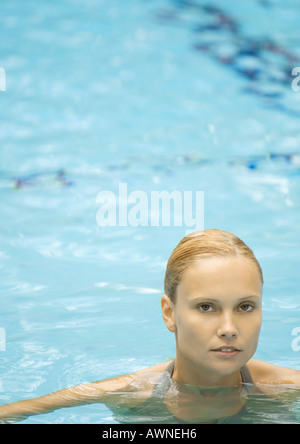 Frau im Pool, Blick in die Kamera Stockfoto
