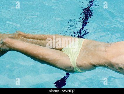 Frau auf Rücken im Pool, Mittelteil treiben Stockfoto