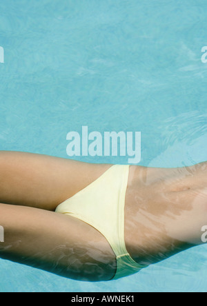 Frau, Schwimmen im Pool, Nahaufnahme des Innenfeldes Stockfoto