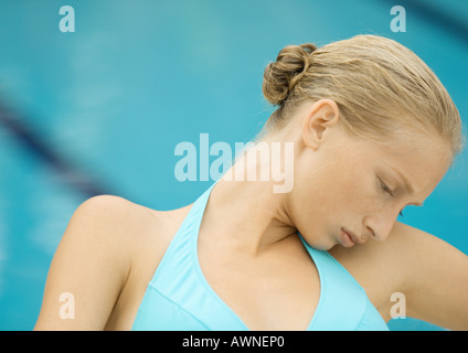 Frau im Bikini Pool, Kopf auf der Schulter sitzen Stockfoto