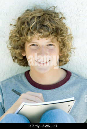 Preteen Boy schreiben, Porträt Stockfoto