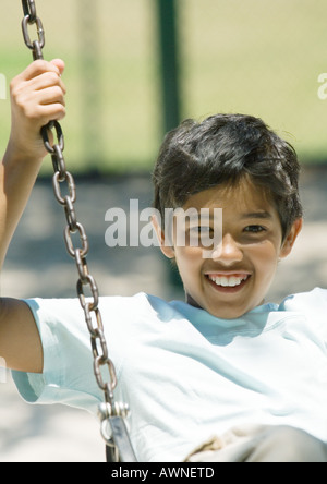 Preteen Boy auf Schaukel Stockfoto