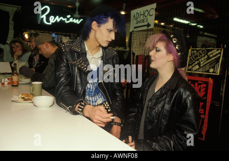 Punk-Paar 1980s UK. Das Great Gear Market Café Kings Road Chelsea trägt Lederjacken und sieht in London aus. 1983 HOMER SYKES Stockfoto