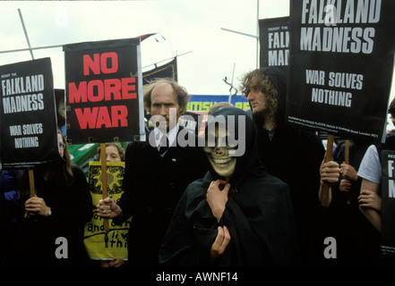 Halten Sie die Falklands-Kriegs-Demonstration Hyde Park.London England an. 'No More war' .1982 1980er Jahre, britischer HOMER SYKES Stockfoto