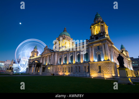 Der Belfast City Hall und Riesenrad am Abend Belfast county Antrim-Nordirland Stockfoto