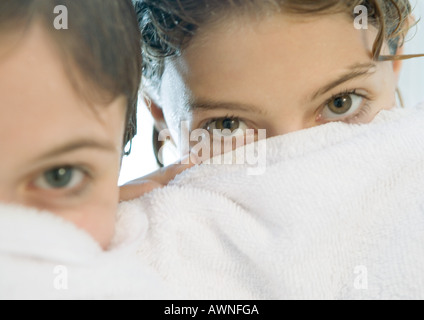 Zwei Mädchen auf der Suche über die Kante des Tuches Stockfoto