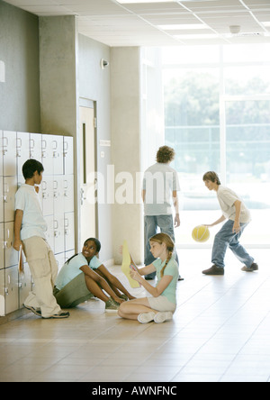 Kinder hängen im Flur des Gymnasiums Stockfoto