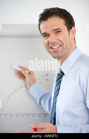 Ein Geschäftsmann auf ein Flipchart schreiben Stockfoto