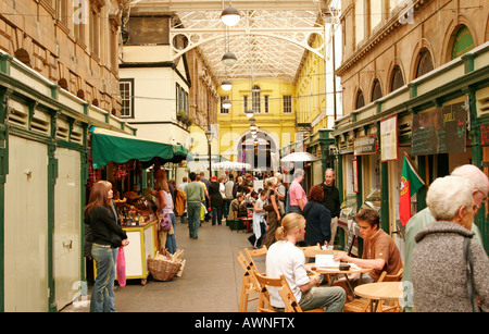 Leute Essen, trinken, Einkaufen und Surfen am St. Nikolaus-Lebensmittel-Markt in Bristol Stockfoto