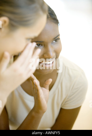 Zwei Teen Girls Flüstern Stockfoto