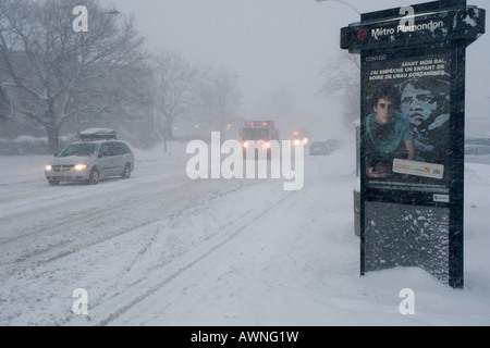 Fahrt durch den Schnee gebunden Vorort Straße 8. März 2008 in Montreal, Quebec, Kanada. Stockfoto