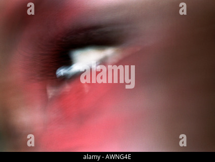 Frau braune Augen blickte, Rotlicht auf Gesicht, in der Nähe verschwommen. Stockfoto