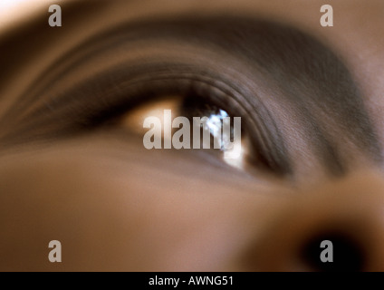 Frau braune Augen, niedrigen Winkel Ansicht schließen sich verwischt. Stockfoto